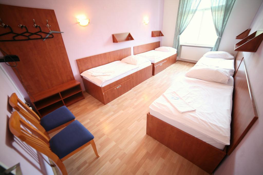 Leon Hotel Prague Room photo